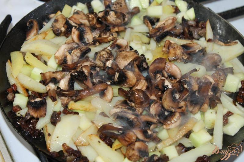 Фото приготовление рецепта: Жареная картошка с грибами и кабачками на сале по - домашнему шаг №5
