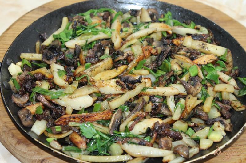 Фото приготовление рецепта: Жареная картошка с грибами и кабачками на сале по - домашнему шаг №7