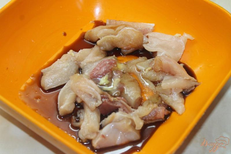 Фото приготовление рецепта: Курица жаренная в соевом соусе с летними овощами шаг №4