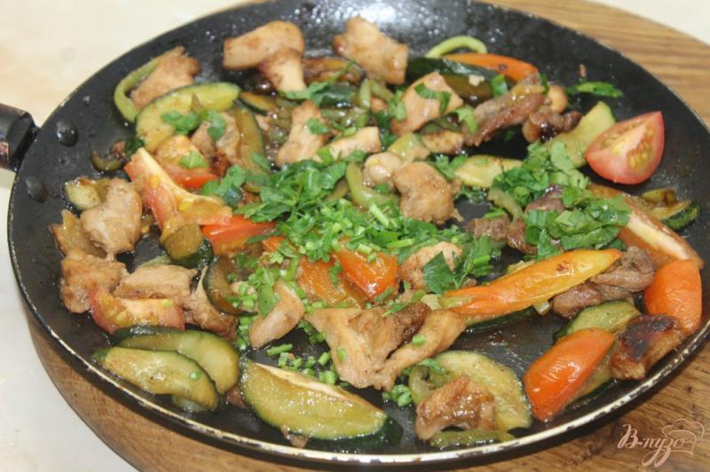 Фото приготовление рецепта: Курица жаренная в соевом соусе с летними овощами шаг №9