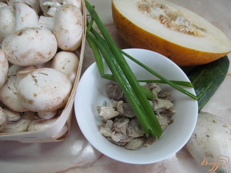 Фото приготовление рецепта: Салат из дыни грибов и мяса шаг №1