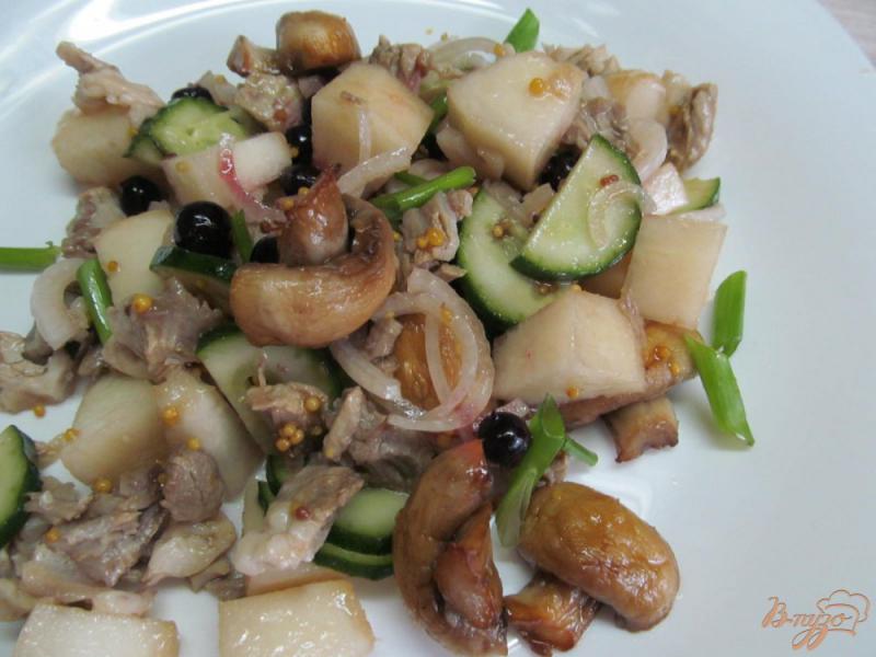 Фото приготовление рецепта: Салат из дыни грибов и мяса шаг №7