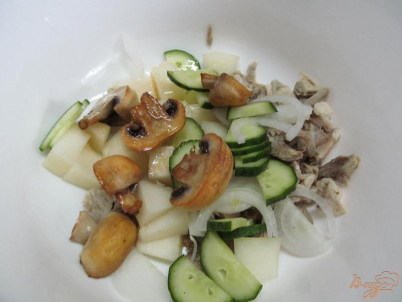 Фото приготовление рецепта: Салат из дыни грибов и мяса шаг №6