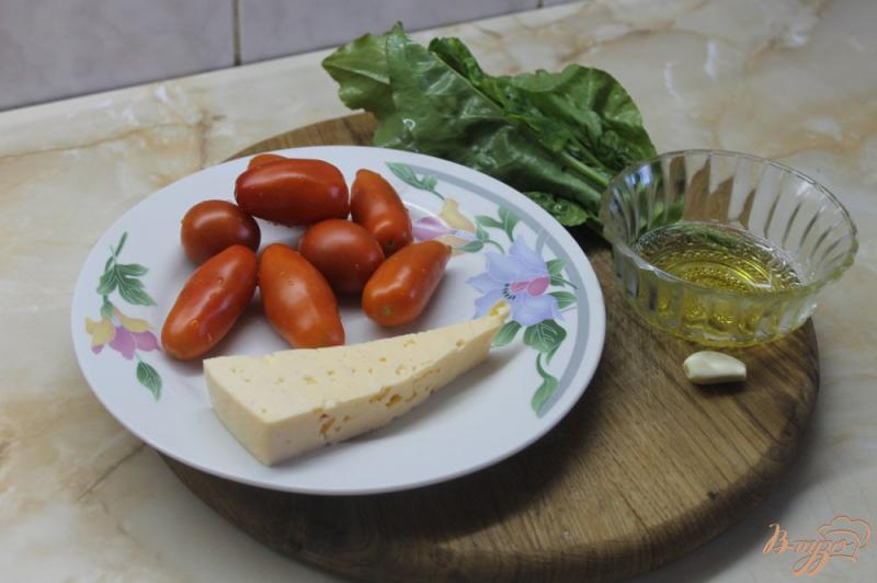 Фото приготовление рецепта: Салат с помидорами и щавелем под сыром шаг №1