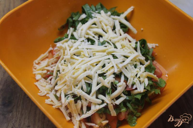 Фото приготовление рецепта: Салат с помидорами и щавелем под сыром шаг №4