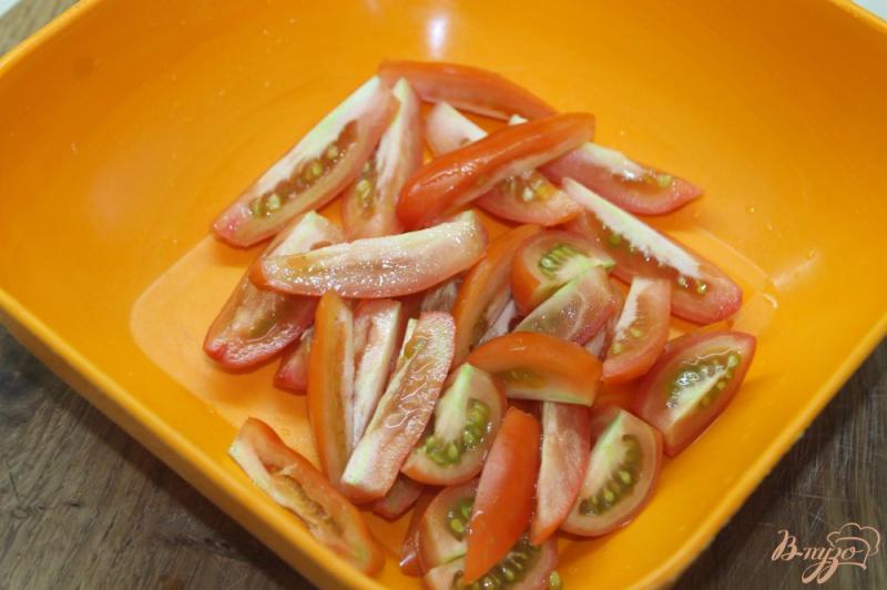 Фото приготовление рецепта: Салат с помидорами и щавелем под сыром шаг №2