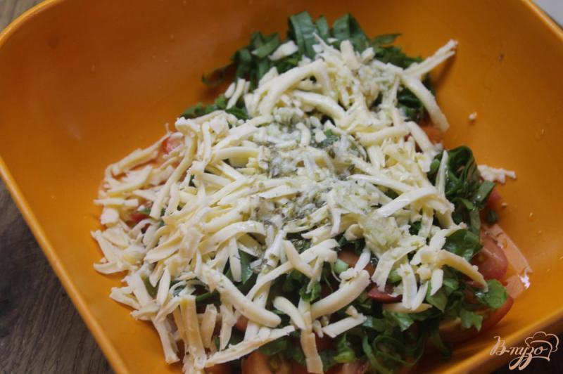 Фото приготовление рецепта: Салат с помидорами и щавелем под сыром шаг №6