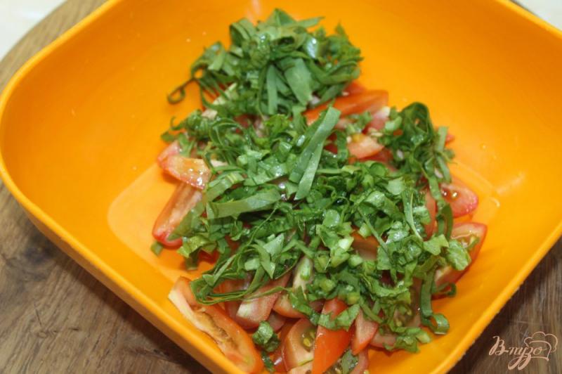 Фото приготовление рецепта: Салат с помидорами и щавелем под сыром шаг №3