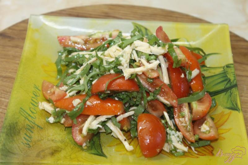 Фото приготовление рецепта: Салат с помидорами и щавелем под сыром шаг №7