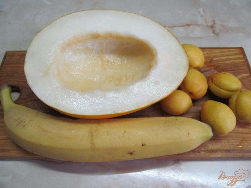 Фото приготовление рецепта: Салат из дыни и банана шаг №1