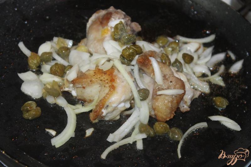 Фото приготовление рецепта: Курица в белом соусе с каперсами и перцем чили шаг №3