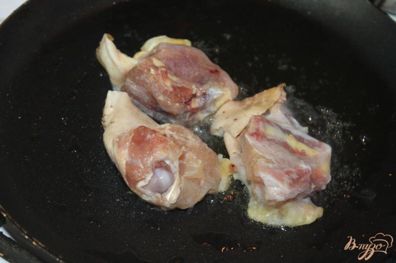 Фото приготовление рецепта: Курица в белом соусе с каперсами и перцем чили шаг №1