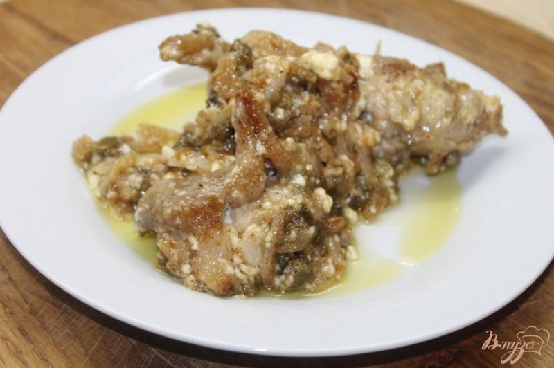 Фото приготовление рецепта: Курица в белом соусе с каперсами и перцем чили шаг №5