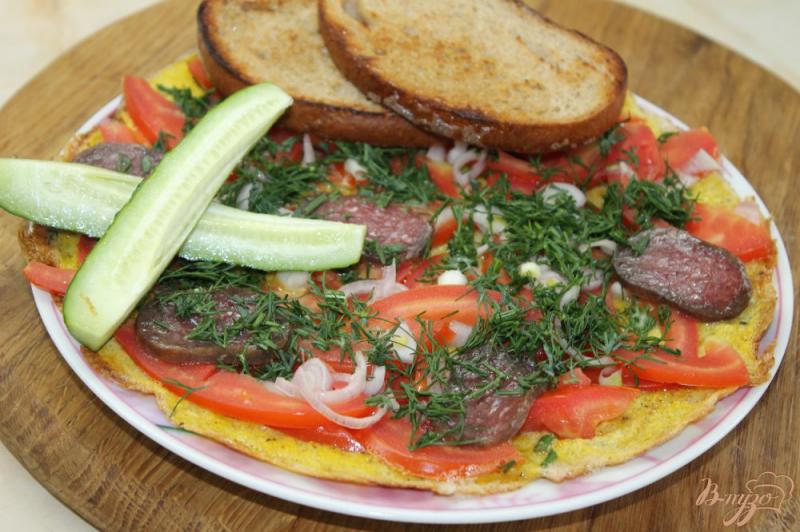 Фото приготовление рецепта: Омлет с помидорами и сырокопченой колбасой шаг №8