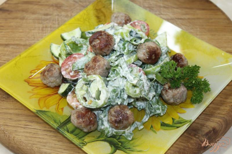 Фото приготовление рецепта: Овощной салат с мясными шариками шаг №9