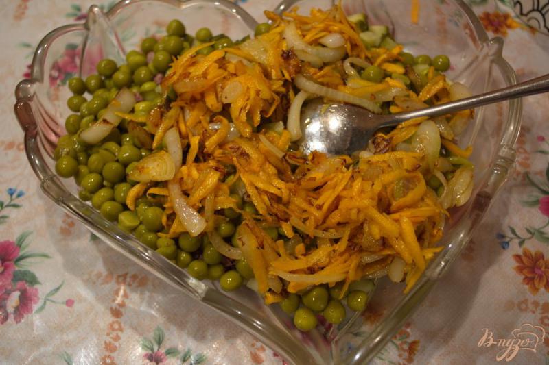 Фото приготовление рецепта: Печеночный салат с огурчиком шаг №5