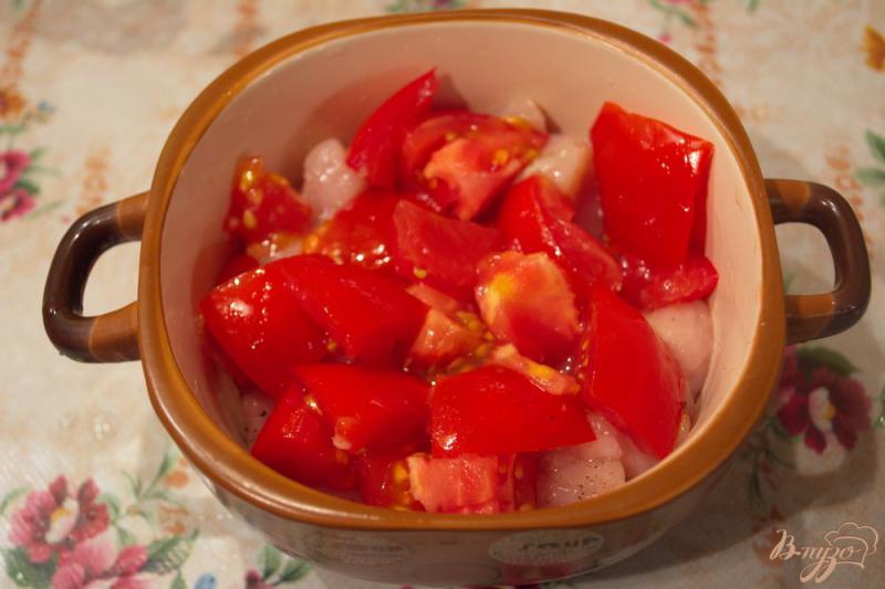 Фото приготовление рецепта: Запеченная грудка с помидорами и сыром шаг №4