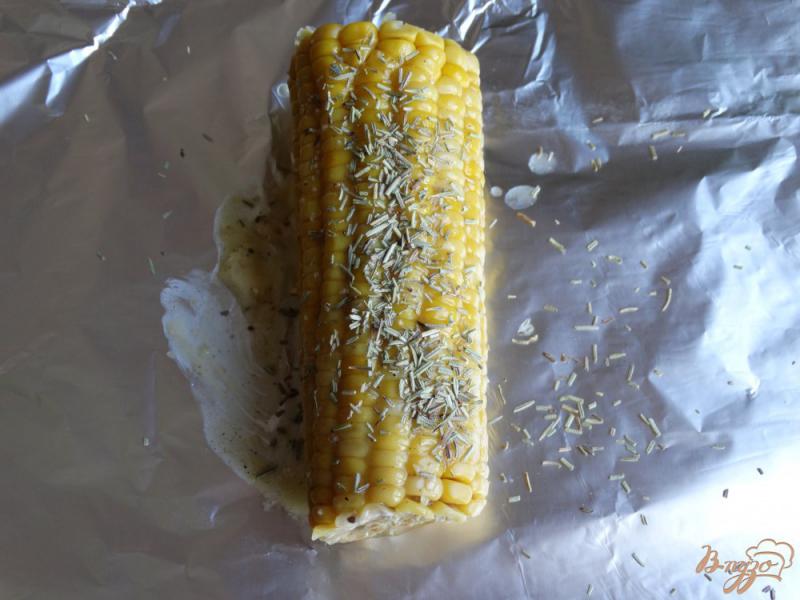 Фото приготовление рецепта: Кукуруза запеченная в масле с розмарином шаг №10
