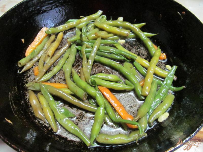 Фото приготовление рецепта: Салат из фасоли с шампиньоном шаг №3