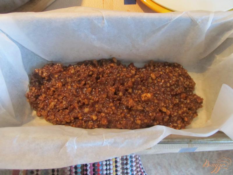 Фото приготовление рецепта: Сладкая колбаска из галетного печенья и орехов шаг №6