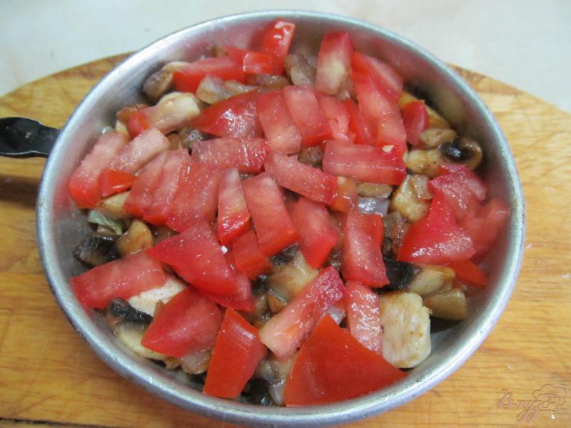 Фото приготовление рецепта: Куриное филе под шампиньонами и помидором шаг №4
