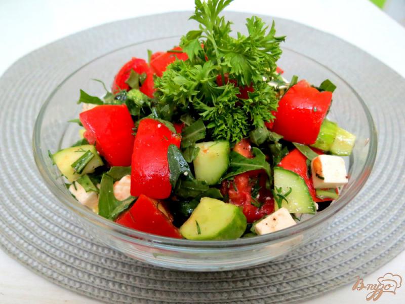 Фото приготовление рецепта: Салат с брынзой, помидорамии рукколой шаг №8