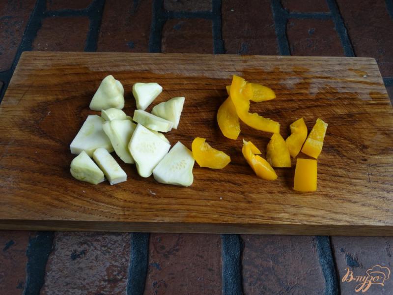 Фото приготовление рецепта: Говядина тушенная с картофелем и патиссонами шаг №5