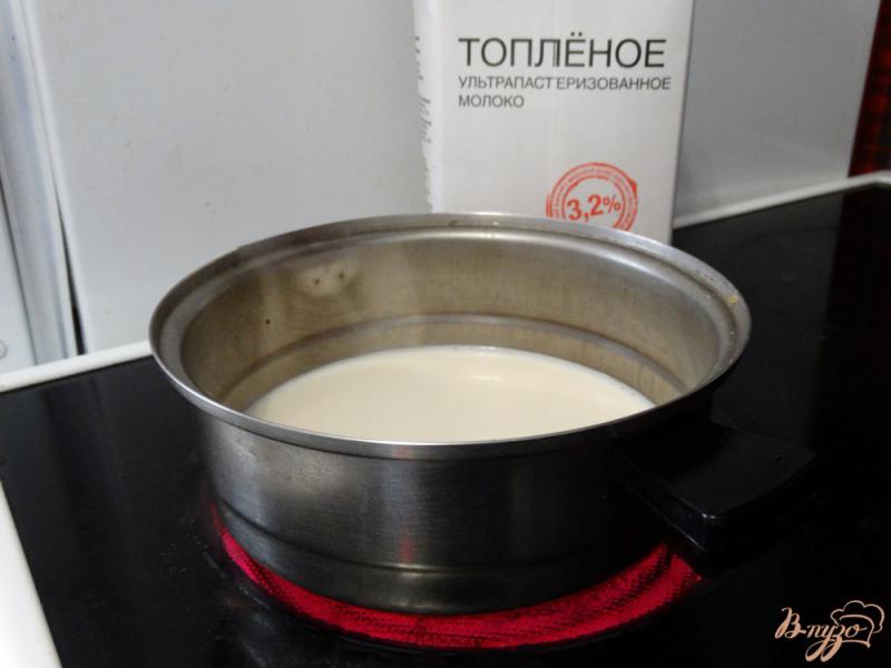 Фото приготовление рецепта: Овсянка на топленом молоке с черникой и орехами шаг №1