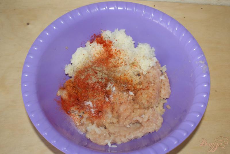 Фото приготовление рецепта: Тефтели из куриного филе с рисом шаг №3