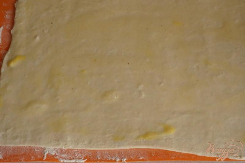 Фото приготовление рецепта: Мясные улитки из слоеного теста шаг №4