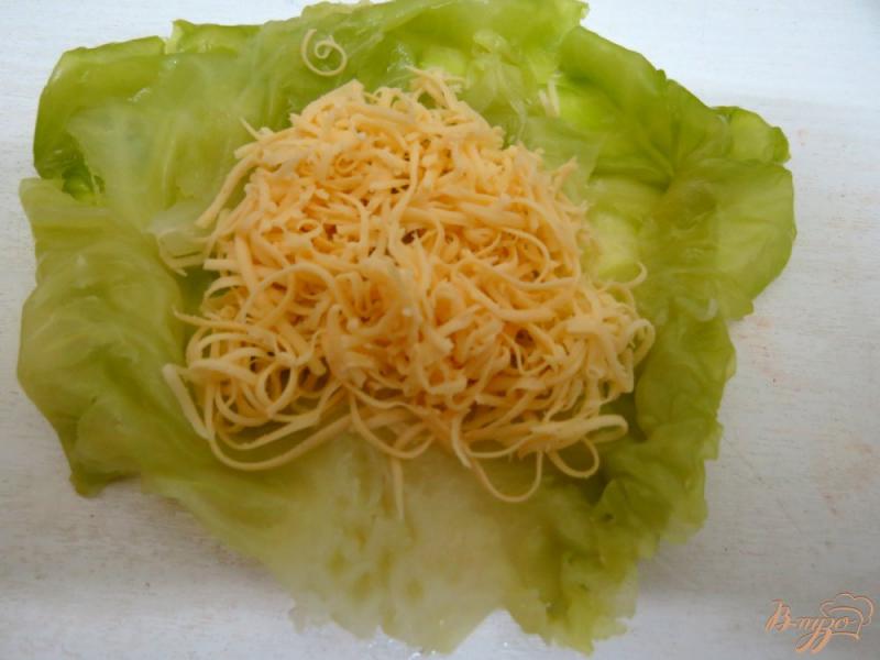 Фото приготовление рецепта: Шницель из капусты с сыром и помидорами шаг №4