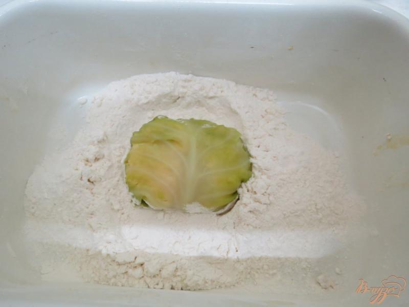 Фото приготовление рецепта: Шницель из капусты с сыром и помидорами шаг №8