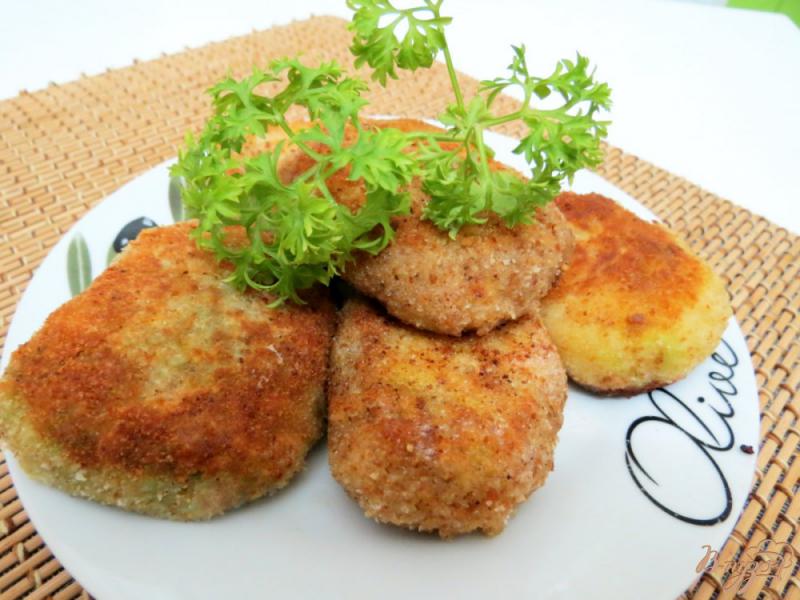 Фото приготовление рецепта: Шницель из капусты с сыром и помидорами шаг №11