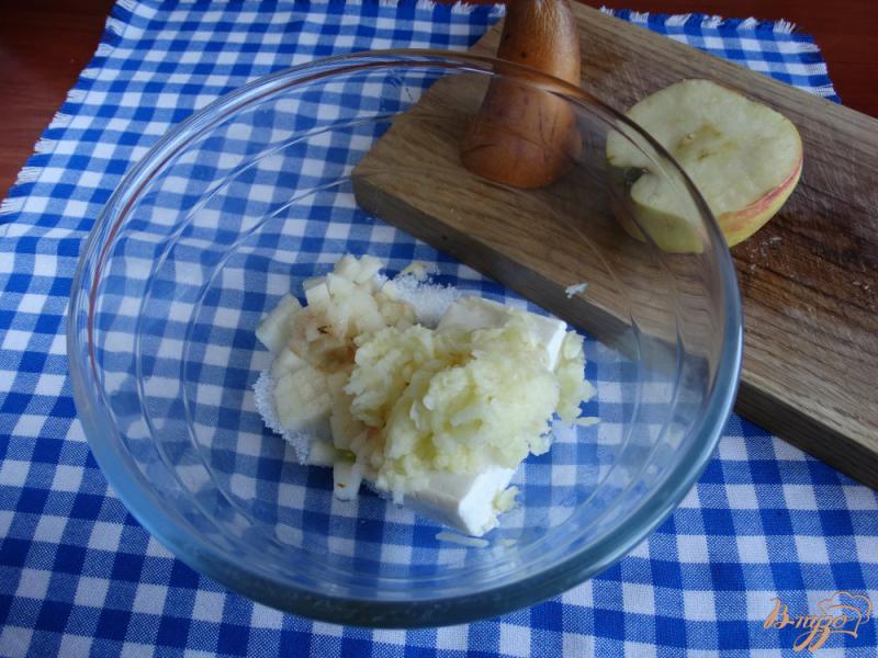 Фото приготовление рецепта: Творожная запеканка с рисом и фруктами на пар шаг №3