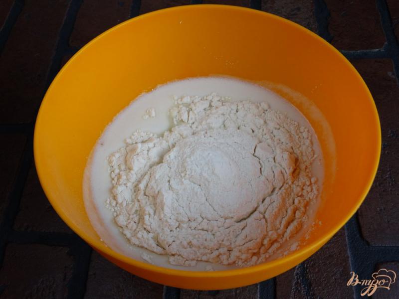 Фото приготовление рецепта: Фруктовый пирог-перевертыш в мультиварке шаг №3