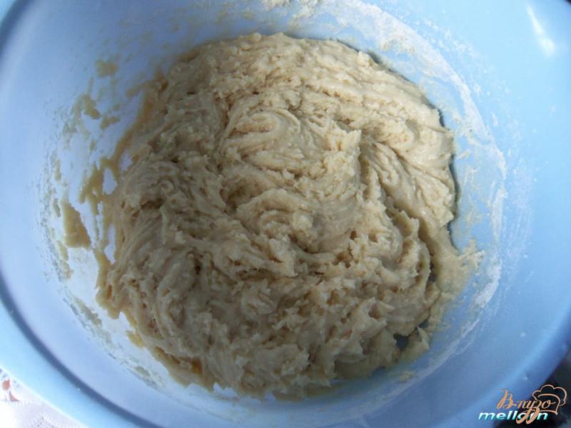 Фото приготовление рецепта: Сливочный кекс с персиками шаг №4