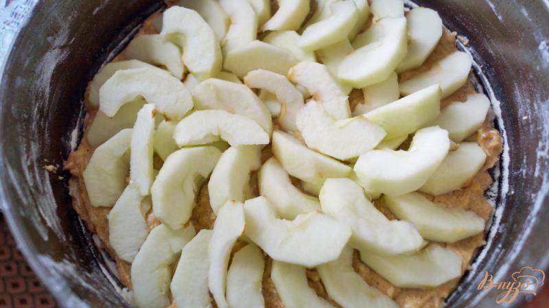 Фото приготовление рецепта: Яблочно-кокосовый пирог шаг №6