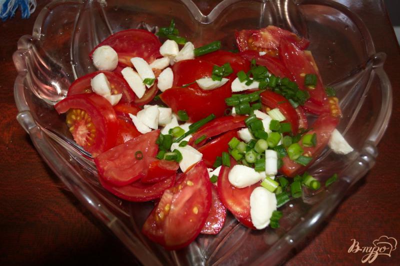 Фото приготовление рецепта: Помидорный салат с моцареллой и бальзамиком шаг №3