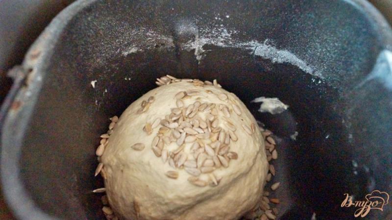 Фото приготовление рецепта: Хлеб с семечками в хлебопечке шаг №3