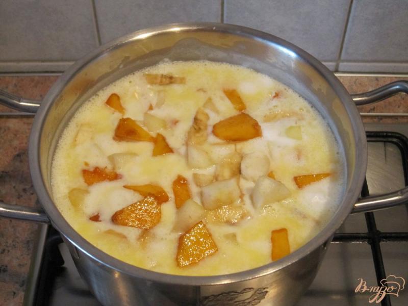 Фото приготовление рецепта: Молочная рисовая каша с фруктами шаг №7