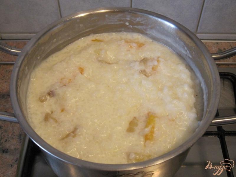 Фото приготовление рецепта: Молочная рисовая каша с фруктами шаг №8