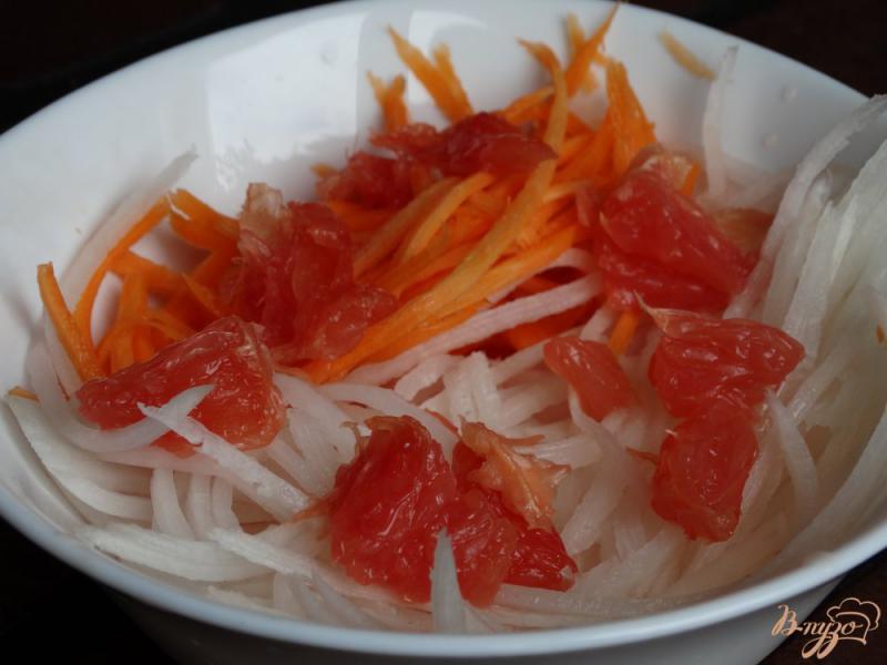 Фото приготовление рецепта: Салат с дайконом и грейпфрутом шаг №4
