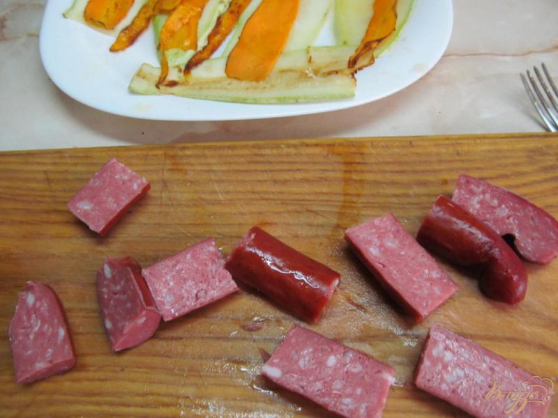 Фото приготовление рецепта: Рулеты из кабачка колбасок с соусом песто шаг №2