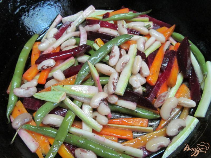 Фото приготовление рецепта: Теплый салат из молодых овощей шаг №4