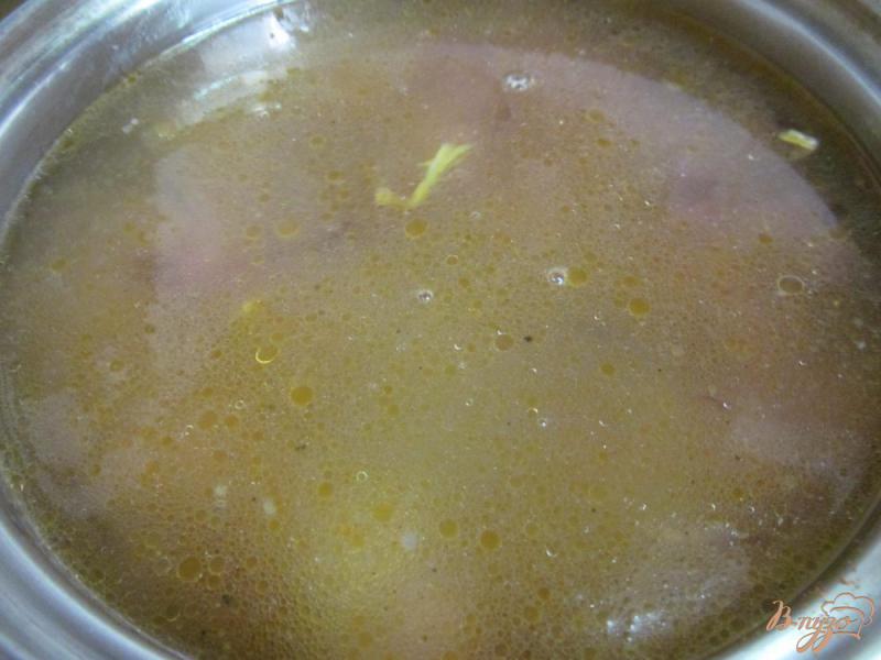 Фото приготовление рецепта: Суп из фасоли с копченостями шаг №3