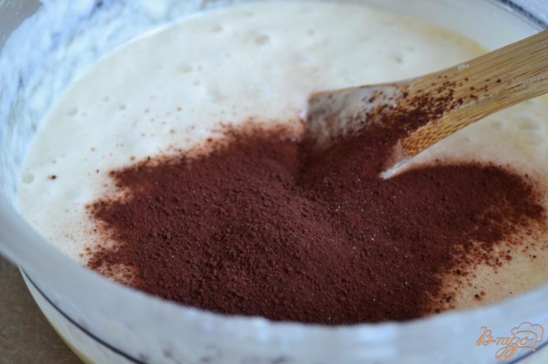 Фото приготовление рецепта: Дрожжевые шоколадные блины шаг №4