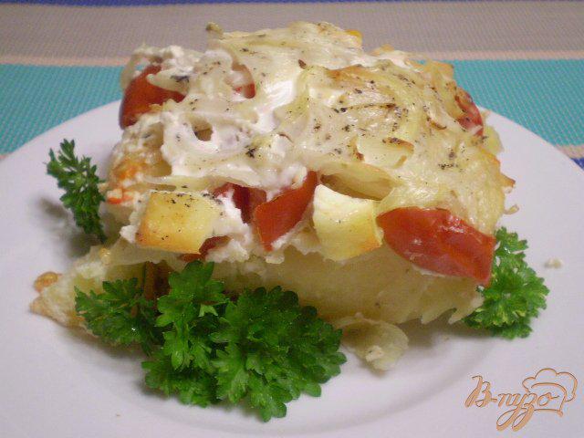 Фото приготовление рецепта: Картофельная запеканка с сыром и помидорами шаг №11