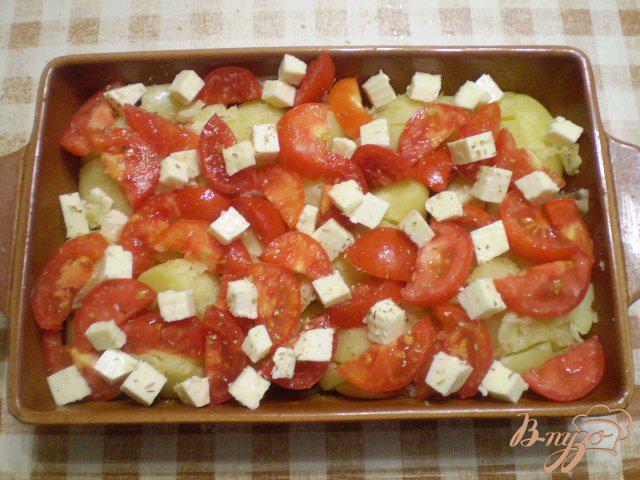 Фото приготовление рецепта: Картофельная запеканка с сыром и помидорами шаг №8