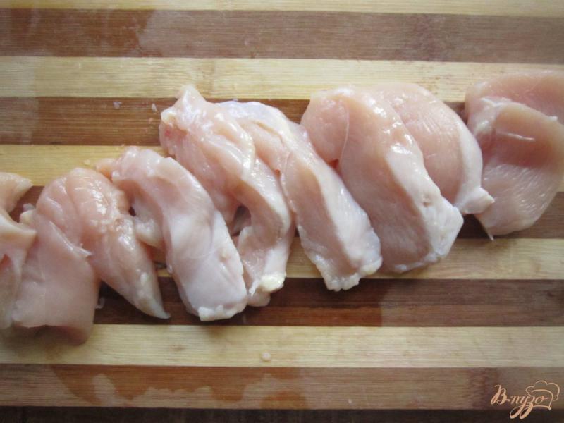 Фото приготовление рецепта: Куриное филе с абрикосами шаг №1