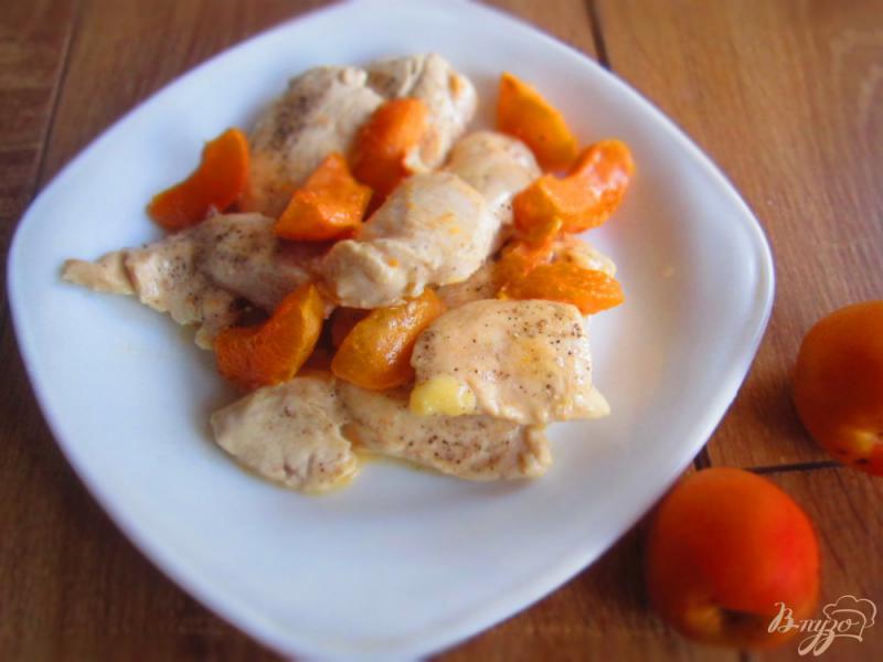 Фото приготовление рецепта: Куриное филе с абрикосами шаг №6